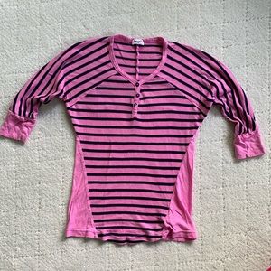 Splendid girls Sz 5/6 pink/navy 3/4 sleeve T-shirt w/button front. Smoke free.